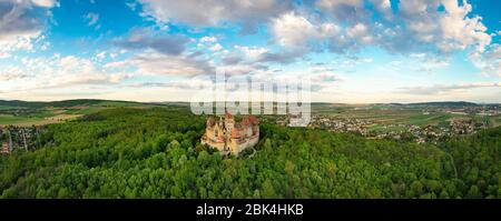 Berühmte Burg Kreuzenstein und Ruine im österreichischen Weinviertel. Leobendorf, nahe Wien. Stockfoto