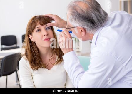 Junge verletzte Frau, die einen Arzt aufsucht, Traumatologe Stockfoto