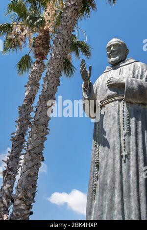 Statue des Heiligen Vaters Pio auf Himmel Hintergrund. Ideal für Konzepte oder Veranstaltungen. Stockfoto