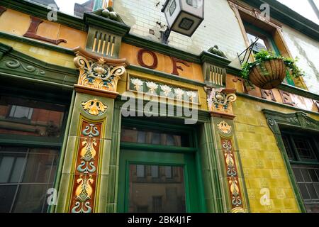 Einer der verzierten Eingänge zum Peveril of the Peak Pub im Zentrum von Manchester. Stockfoto