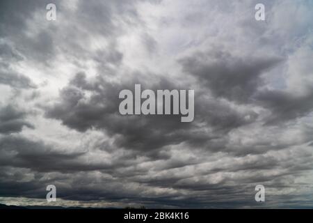 Die dunklen Wolken sehen aus wie ein großer schwarzer Rauch vom ausbrechenden Vulkan. Sturm kommt vor heftigem Regensturm. Am Himmel ist überall von der bedeckt Stockfoto