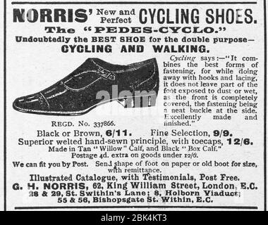 Alte Zeitungsartikel Kleidung / Kleidung Werbung aus viktorianischen Zeiten - vor dem Anbruch der Werbung Standards. Viktorianische Schuhwerbung, Radwerbung. Stockfoto