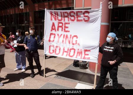 Chicago, IL, USA. Mai 2020. Krankenschwestern und medizinisches Personal, die gegen die rechten Demonstranten protestieren. Im Thompson Center in der Innenstadt von Chicago. Über die Anordnung von Gouverneur Pritzker, während des Ausbruchs der COVID-19 zu Hause zu bleiben. Kredit: Rick Majewski/ZUMA Wire/Alamy Live News Stockfoto