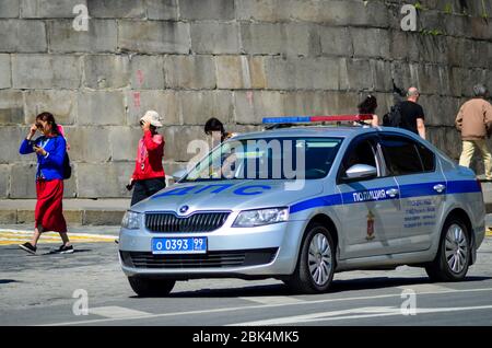 MOSKAU, RUSSLAND - 19. MAI 2019: Russische Straßenpolizei Skoda Octavia Patrouille Auto und chinesische Touristen Stockfoto