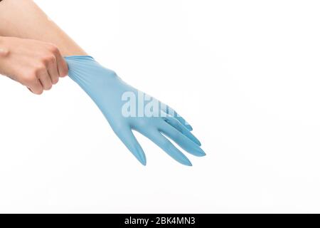 Weibliche Hand in blauem Handschuh isoliert auf weißem Hintergrund Stockfoto
