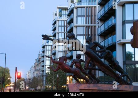 Rush of Green Modern Apartments Luxusresidential Under Construction One Hyde Park, Knightsbridge, London, SW1X 7LJ von RSHP Jacob Epstein Stockfoto