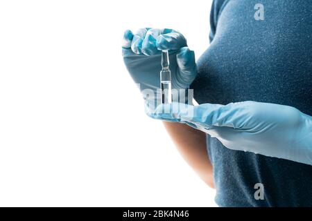 Nahaufnahme eines jungen Weibchens in Handschuhen, das auf weißem Hintergrund isoliert Ampulle in den Händen hält Stockfoto