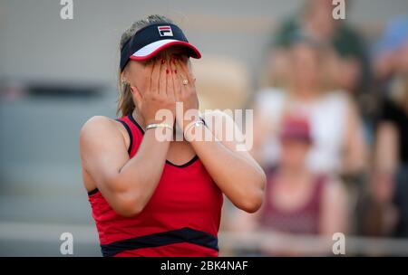 Sofia Kenin aus den USA reagiert darauf, Serena Williams in ihrem dritten Spiel beim Roland Garros Grand Slam Tennisturnier 2019 zu schlagen Stockfoto