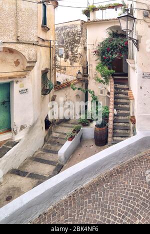 Schmale Straße und Treppen von Vietri entlang der Amalfiküste in Kampanien Stockfoto