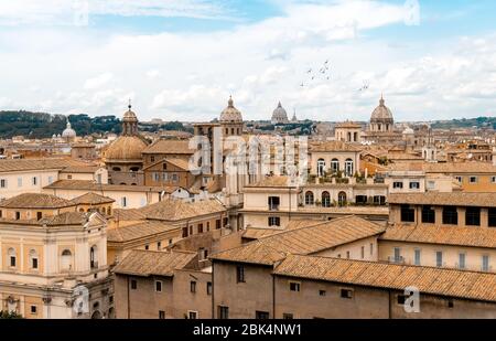 Panoramablick auf die Dächer der italienischen Terrakotta und den Petersdom, Rom, Italien Stockfoto