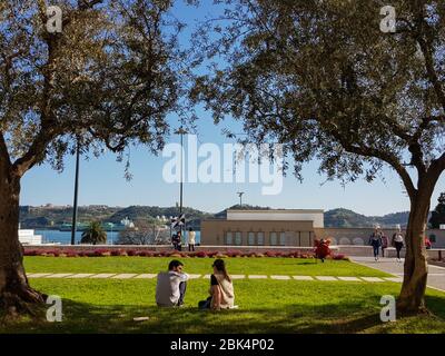 Lissabon, Portugal - CA. März 2020: Menschen, die das sonnige Wetter im Olive Tree Garden am CCB - Belem Cultural Center genießen Stockfoto