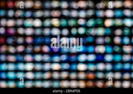 LED beleuchtet Bokeh Hintergrund auf Rahmen Anordnung System. Abstrakt unfokussierte beleuchtete Kulisse mit Licht Bokeh auf rechteckigem Raster Muster. Stockfoto