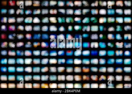 LED beleuchtet Bokeh Hintergrund auf Rahmen Anordnung System. Abstrakt unfokussierte beleuchtete Kulisse mit Licht Bokeh auf rechteckigem Raster Muster. Stockfoto