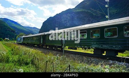 Ein Zug (Flåmsbana) durch das norwegische Dorf Flåm Stockfoto