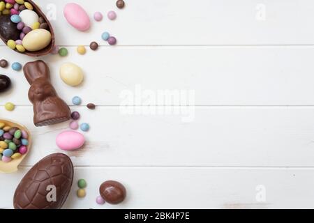 Draufsicht der Schokolade ostern Süßigkeiten auf weißem Holztisch mit Kopie Raum Stockfoto