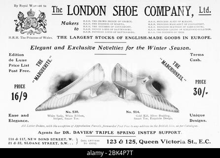 Alte Zeitungsartikel Kleidung / Kleidung Werbung aus viktorianischen Zeiten - vor dem Anbruch der Werbung Standards. Werbung für viktorianische Schuhe, Werbung für alte Kleidung. Stockfoto