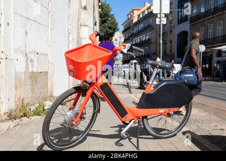 Uber Jump Elektrofahrrad auf dem Bürgersteig bereit zur Miete in Lissabon, Portugal Stockfoto