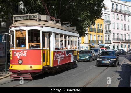 Gelbe Vintage-Straßenbahn in Lissabon Innenstadt, Portugal Stockfoto