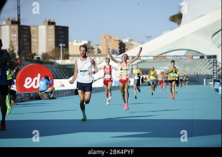 VALENCIA, SPANIEN - 1. DEZEMBER 2019: Läufer, die beim Valencia-Marathon 2019 ins Ziel kommen Stockfoto