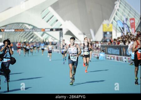 VALENCIA, SPANIEN - 1. DEZEMBER 2019: Läufer, die beim Valencia-Marathon 2019 ins Ziel kommen Stockfoto