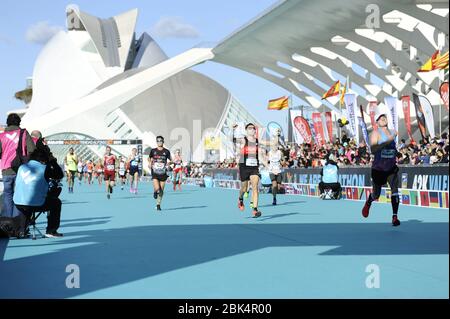 VALENCIA, SPANIEN - 1. DEZEMBER 2019: Läufer, die beim Valencia-Marathon 2019 ins Ziel kommen Stockfoto