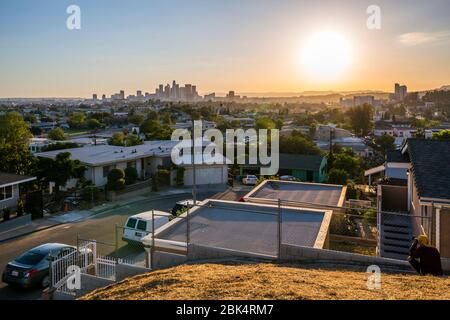 Blick auf die Innenstadt VON LA von Vororten bei Sonnenuntergang, Los Angeles, Kalifornien, Vereinigte Staaten von Amerika, Nordamerika Stockfoto