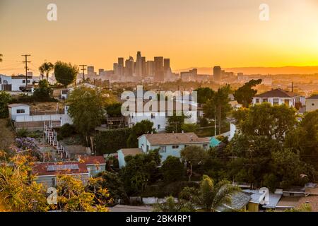Blick auf die Skyline der Innenstadt bei Sonnenuntergang, Los Angeles, Kalifornien, USA Stockfoto
