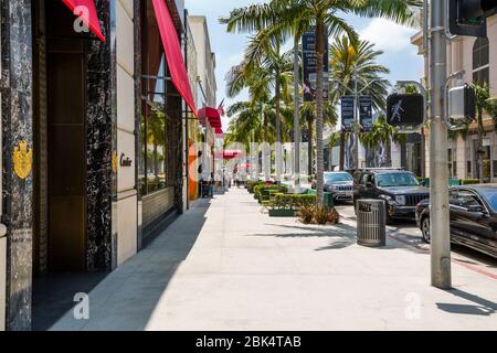 Blick auf Geschäfte auf Rodeo Drive, Beverley Hills, Los Angeles, Kalifornien, Vereinigte Staaten von Amerika, Nordamerika Stockfoto