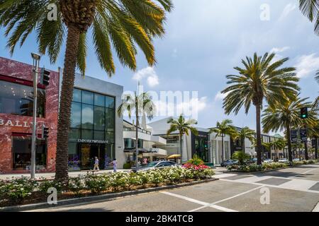 Blick auf Geschäfte auf Rodeo Drive, Beverley Hills, Los Angeles, Kalifornien, Vereinigte Staaten von Amerika, Nordamerika Stockfoto