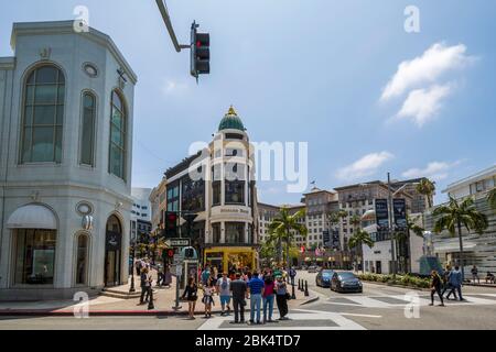 Blick auf Geschäfte auf Rodeo Drive, Beverley Hills, Los Angeles, Kalifornien, Vereinigte Staaten von Amerika, Nordamerika Stockfoto