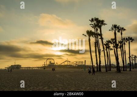 Blick auf Santa Monica Pier bei Sonnenuntergang, Santa Monica, Los Angeles, Kalifornien, Vereinigte Staaten von Amerika, Nordamerika Stockfoto