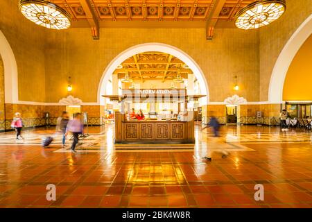 Blick auf den Innenbereich von Union Station, Los Angeles, Kalifornien, Vereinigte Staaten von Amerika, Nordamerika Stockfoto