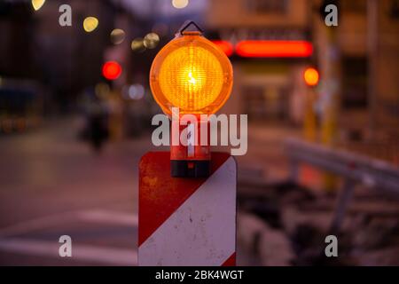 Straßenbauschild in orange auf einem rot-weißen Ständer Stockfoto