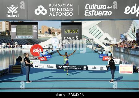 VALENCIA, SPANIEN - 1. DEZEMBER 2019: Sieger des Valencia-Marathons 2019 in die Ziellinie Stockfoto