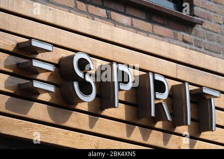 Ein Logo von Esprit ist vor seinem Bekleidungsgeschäft am 27. April 2020 in Katwijk, Niederlande abgebildet. Der in Hongkong gelistete Bekleidungskonzern Esprit wird seine 56 Filialen in Asien, mit Ausnahme der auf dem chinesischen Festland, bis Ende Juni inmitten der Coronavirus-Pandemie (COVID-19) schließen, so das Unternehmen. Kredit: Yuriko Nakao/AFLO/Alamy Live News Stockfoto