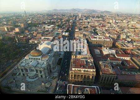 Mexico City, CDMX, Mexico - 2019: Palacio de Bellas Artes (Palast der Schönen Künste) und Alameda Central Park aus der Sicht des Torre Latinoamericana. Stockfoto