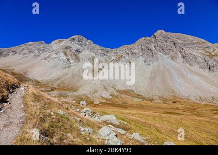 Wanderpfad in den Südalpen (Alpes du Haute Provence), in Frankreich, der zum kleinen Cayolle Pass (Col de la Petit Cayolle - 2639 m) führt Stockfoto