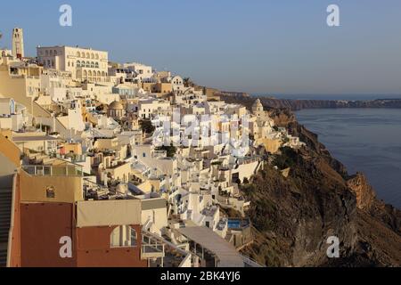 Die Stadt Fira auf der Insel Santorini, Griechenland, wird in einem frühen Abendblick gezeigt, während der goldenen Stunde. Stockfoto