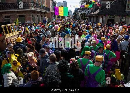 Festliche kostümierte Menschenmassen vor Lafitte's Blacksmith Shop in der Bourbon Street während Mardis Gras, New Orleans, Louisiana Stockfoto