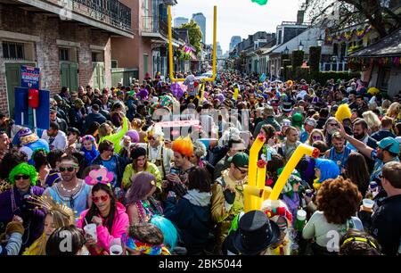 Festliche kostümierte Menschenmassen vor Lafitte's Blacksmith Shop in der Bourbon Street während Mardis Gras, New Orleans, Louisiana Stockfoto