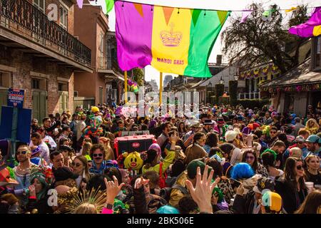 Festliche kostümierte Menschenmassen vor Lafitte's Blacksmith Shop in der Bourbon Street während Mardis Gras, New Orleans, Louisiana Stockfoto