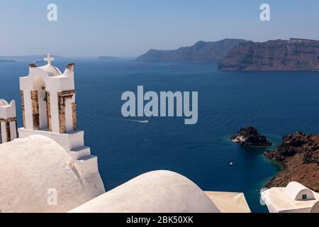 Blick auf das Meer und den Vulkan von Fira, der Hauptstadt der Insel Santorini in Griechenland Stockfoto