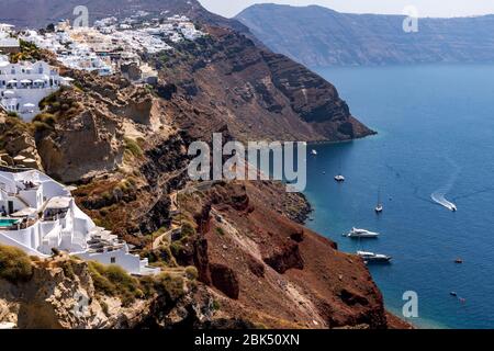 Meerblick von Fira, der Hauptstadt der Insel Santorini in Griechenland Stockfoto