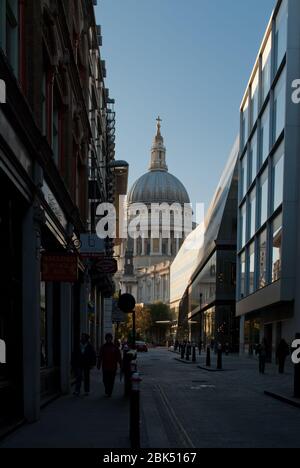 Einkaufszentrum Einzelhandel Arcade Büros Glasverkleidung Matte Bronze Schatten One 1 New Change, London EC4M von Ateliers Jean Nouvel Stockfoto