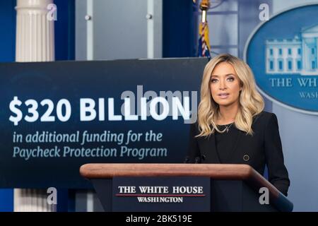 Washington, Vereinigte Staaten Von Amerika. Mai 2020. Washington, Vereinigte Staaten von Amerika. 01 Mai 2020. Kayleigh McEnany, Presseministerin des Weißen Hauses, hält ihre erste Pressekonferenz am 1. Mai 2020 im Briefing Room des Weißen Hauses in Washington, DC ab. McEnany ist Donald Trumps vierter Pressesprecher des Weißen Hauses und dies ist das erste Pressebriefing seit mehr als einem Jahr. Quelle: Joyce Boghosian/White House Photo/Alamy Live News Stockfoto