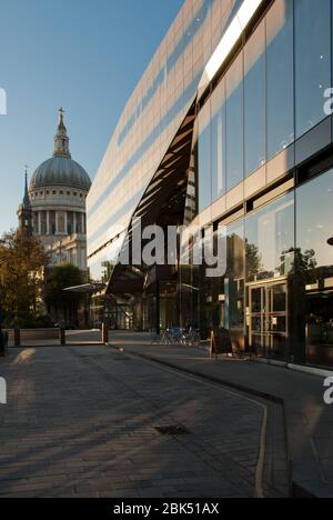 Einkaufszentrum Einzelhandel Arcade Büros Glasverkleidung Matte Bronze Schatten One 1 New Change, London EC4M von Ateliers Jean Nouvel Stockfoto