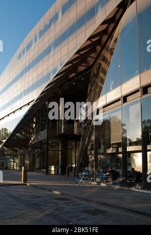 Einkaufszentrum Einzelhandel Arcade Büros Glasverkleidung Matte Bronze Schatten One 1 New Change, London EC4M von Ateliers Jean Nouvel Stockfoto