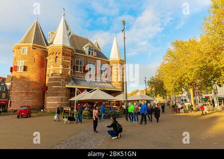 Amsterdam, Niederlande - 28. Oktober 2019: De Waag mit nicht identifizierten Menschen. Aus dem 15. Jahrhundert, ursprünglich ein Stadttor, ist es das älteste erhaltene nicht-r Stockfoto