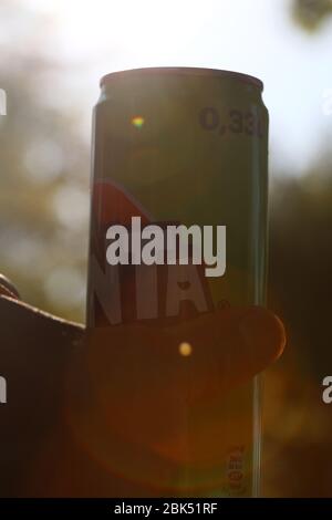 Dorsten, deutschland, 1 Mai man Hand mit Fanta Hintergrund hochwertige Druck Stockfoto