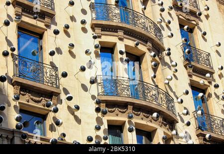 Detailreiche Fassade mit 1000 Keramik-Augenkugeln an der Wand, von Künstler Frederic Amat. Ohla Hotel in Barcelona, Katalonien, Spanien. Stockfoto